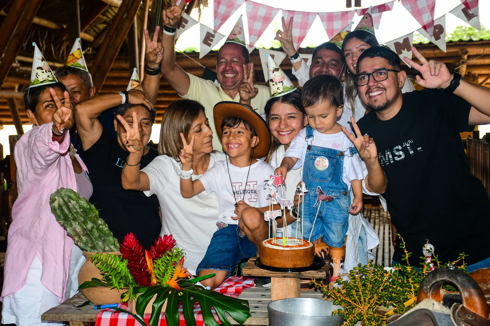 Familia celebrando cumpleaños en PANACA Colombia - Torta, decoración y diversión en el campo